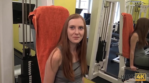 HUNT4K. Wunderschönes Mädchen gibt im Fitnessstudio eine beschnittene Vagina gegen Bargeld