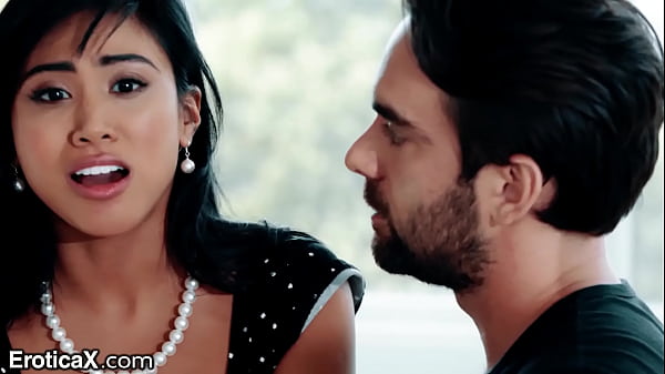 Viúva asiática sacanagem fode seu cunhado - EroticaX