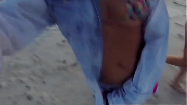 Dos chicas traviesas en la playa nudista preparándose - Lady Milf - Pernocas