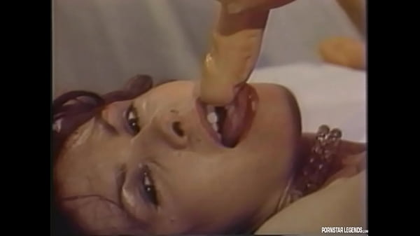 La pornostar classica Janey Robbins fa un gola profonda a un vibratore e poi gioca con la figa finché non viene