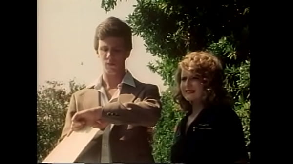 La joven rubia realmente quiere conseguir el trabajo de sus sueños y tiene argumentos factibles para convencer a su futuro empleador de que tiene todas las habilidades necesarias.