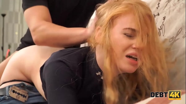 DEUDA4k. Chica no tiene dinero para pagar una deuda y el cobrador se la folla