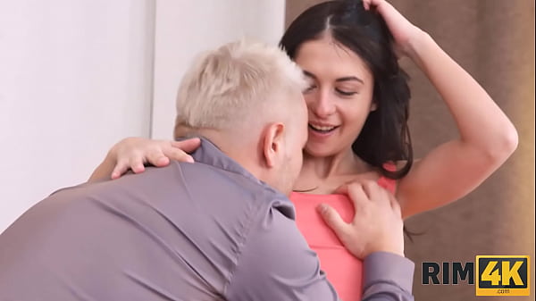 RIM4K. Rimming é uma surpresa que a menina tenha vermelho para o aniversário