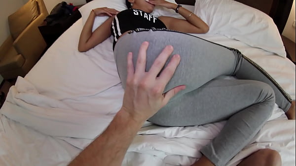 Piccola ragazza asiatica in pantaloni da yoga viene scopata e io le sborro sui capelli