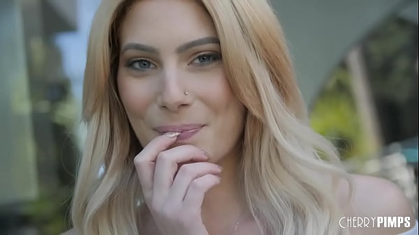 La blonde naturelle et maigre Nella Jones chevauche une cowgirl sur Donnie Rock Hardcore