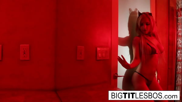 La giovane ragazza sensuale si diverte