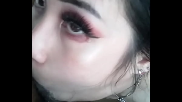 Eva Yi fica com a garganta no pau preto