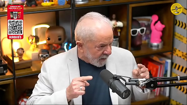 Due giovani che sbavano sulle uova di un vecchio cachaceiro