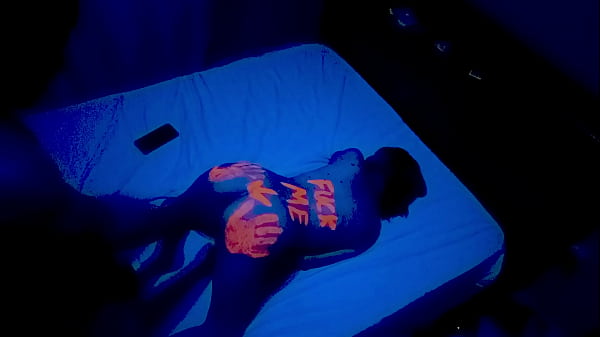 Scopa di notte con la luce fluo della ragazza magra