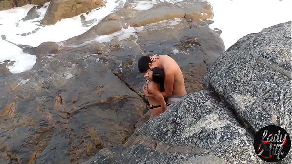 La giovane latina si diverte in un video