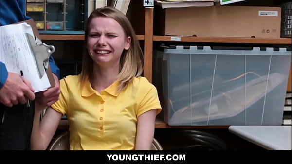 Una piccola ladra adolescente bionda sorpresa a taccheggiare si fa strada verso la libertà - Catarina Petrov, Wrex Oliver