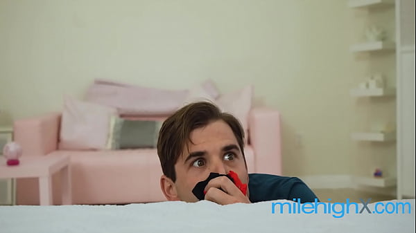 La mia sorellastra ha la vagina dall'odore migliore