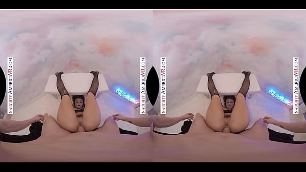 Naughty America - La star brune du porno Gia Derza s'étire le cul pour que vous puissiez lui baiser les couilles profondément !!!