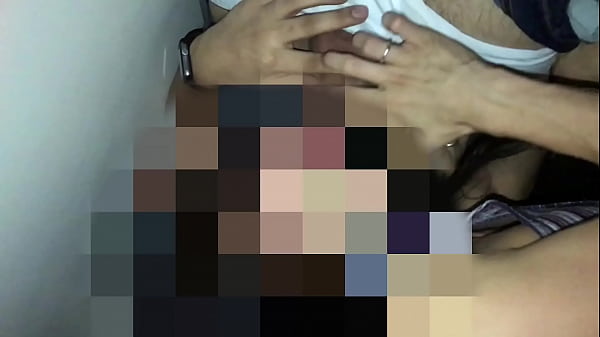Cicciottello scopa una donna sposata nella capanna dell'altalena mentre il cornuto filma