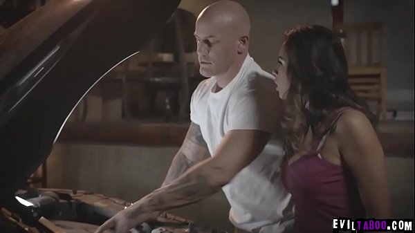 Autumn Falls war gestrandet, nachdem ihr Auto eine Panne hatte, und bat einen verdächtigen Fremden um Hilfe und wurde im Gegenzug gefickt.