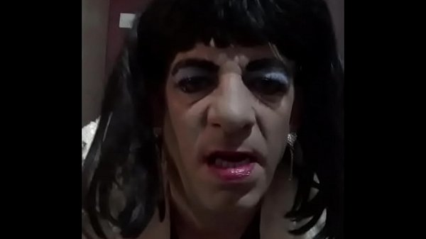 Il crossdresser bisessuale Mark Wright adora sparare la sua sborra ma ha bisogno di un vero cazzo per scoparlo così da poter sparare la sua sborra più forte e più velocemente