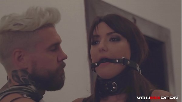 Caldo trio BDSM con Helena Valentine e Suzie Rainbow