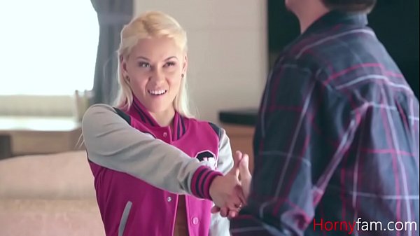 Belle-fille saluée par papa - Marsha May