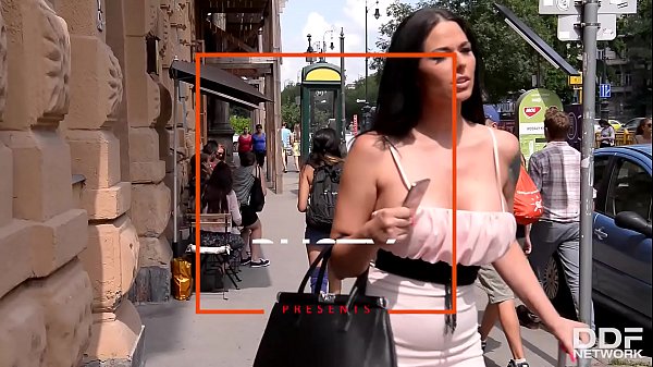 Die heiße Schönheit Simony Diamond wird von Detektiven in Muschi und Arsch gefickt