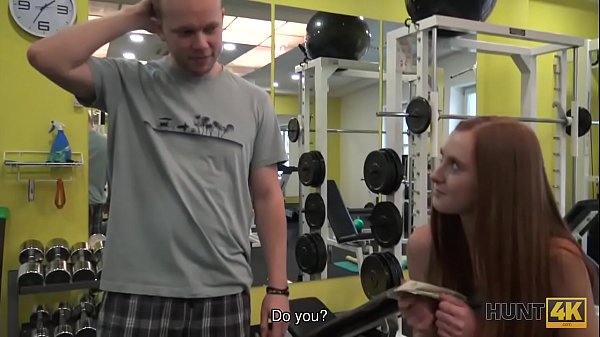 HUNT4K. Geld aus der Tasche des Jägers ist hübsch genug, um die Muschi von Linda Sweet zu kaufen