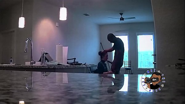 邻居书呆子年轻妻子过来抱怨，却得到了 BBC 内射预告片 -MaxThePornGuy