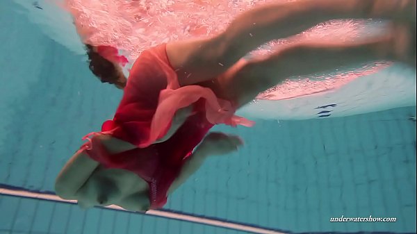 Duna Bultihalo bellezza vestita sott'acqua