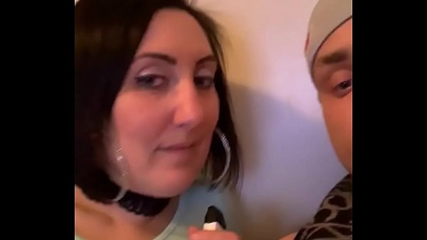 La candida Sandra alias Biancaneve arriva sul grande schermo facendosi leccare i capezzoli della sua mamma prima di mettere a letto i suoi marmocchi