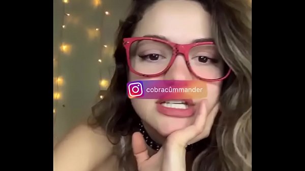 Bollenti balli russi e bigo con le camicette scollate