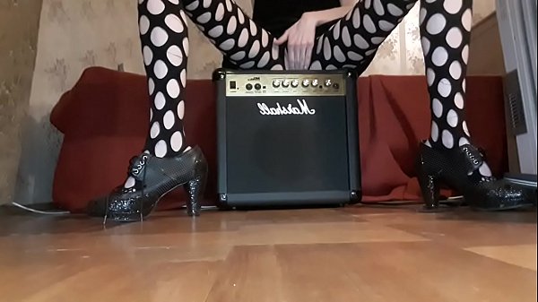 Se siente como una estrella de rock. Tracy Naghavi se corre con su vibrador favorito.