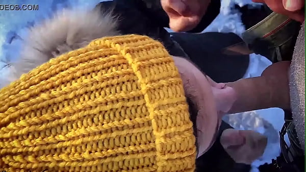 Bruna fa un pompino pubblico a un cazzo sconosciuto e viene in bocca - Telecamera nascosta