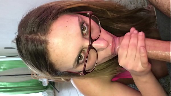 sorprendida por su vecino, ella lo chupa, folla y se lo traga todo. Parte 1