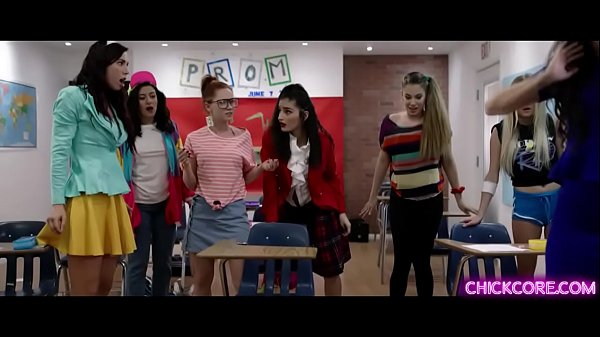 La sexy professoressa lesbica Georgia Jones ha iniziato la sua lezione con un'orgia selvaggia con le sue studentesse Angela White Emily Willis e Aidra Fox.