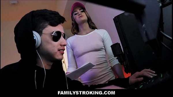 Sensuale ragazza teenager si diverte in un'adolescente