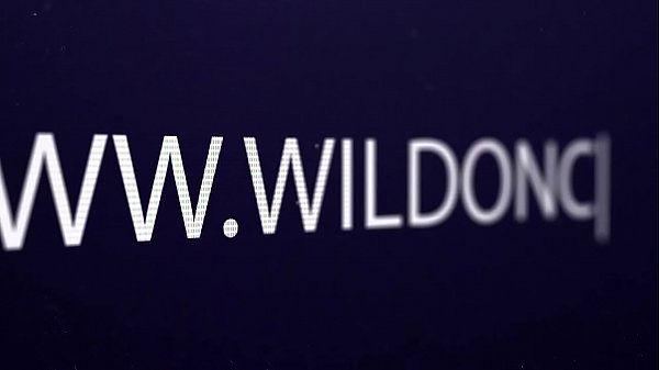 Gata morena magra brincando sozinha em show ao vivo antes de foder Sybian