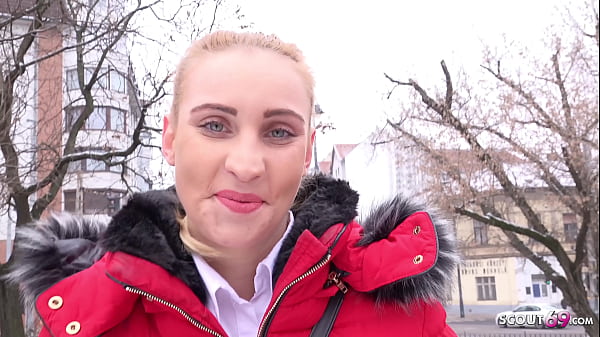 SCOUT ALEMÁN - Chica delgada Lulu con chaqueta de piel y mallas recogida y follada infiel en la calle