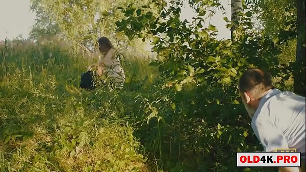 l'adolescente con le tettone naturali e il nonno pervertito