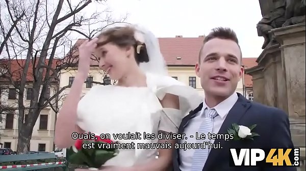 VIP4K. La beauté en robe de mariée suce la bite d'un inconnu et se fait baiser