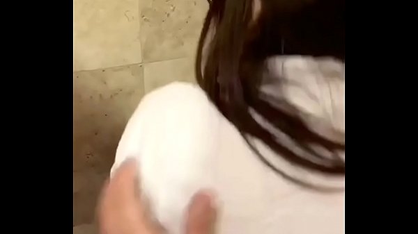 SEXE PUBLIC !! UNE ÉCOLIÈRE MEXICAINE se fait BAISER dans la SALLE DE BAINS POUR HOMMES d'un CENTRE COMMERCIAL à CDMX