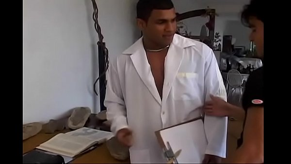 Der Prähistoriker Alex Leite gibt seinem wissenschaftlichen Mitarbeiter Kaio De Castro einige hilfreiche Hinweise zu seiner wissenschaftlichen Arbeit