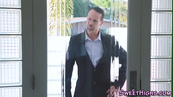 Sexy abspritzender Teenie tritt auf