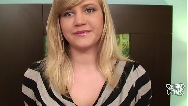 La ragazza carina si diverte