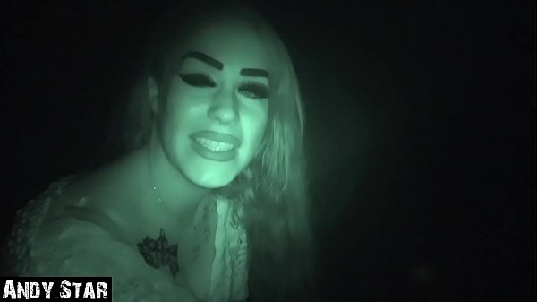 Nachts auf dem Parkplatz wird die Maulfotze Infrarot besamt