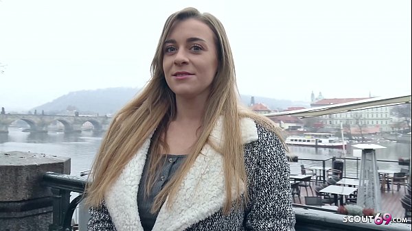 La ragazza teenager sexy si esibisce in un'adolescente