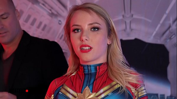 Amateur Boxxx - Dixie Lynn è un'adolescente Captain Marvel