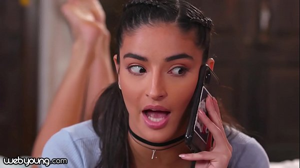 WebYoung caliente viernes por la noche digitación en la casa de Emily Willis_