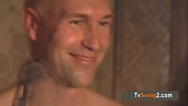 Swingers gostosos vestindo roupas minúsculas e sexy adoram sexo e são fodidos.