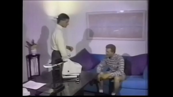 Robert Bruce ha bisogno di uno specialista in piscine e il bel ragazzo biondo Casey O'_Brian è venuto nel suo ufficio per un colloquio di lavoro