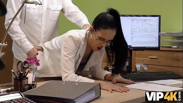 VIP4K. Chica necesita instrumentos musicales y decide follar prestados