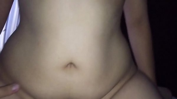 Chica guapa joven se desnuda