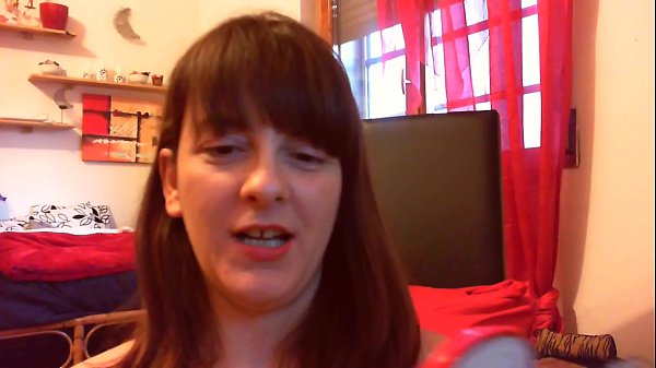 Realmente excitante masturbación con plátano y tacones en el culo hasta mojar todo el suelo.